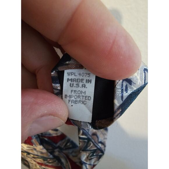 Vintage Robert Alan Men's Necktie - Red w/Pattern - 56" x 3-3/4" - Picture 4 of 5